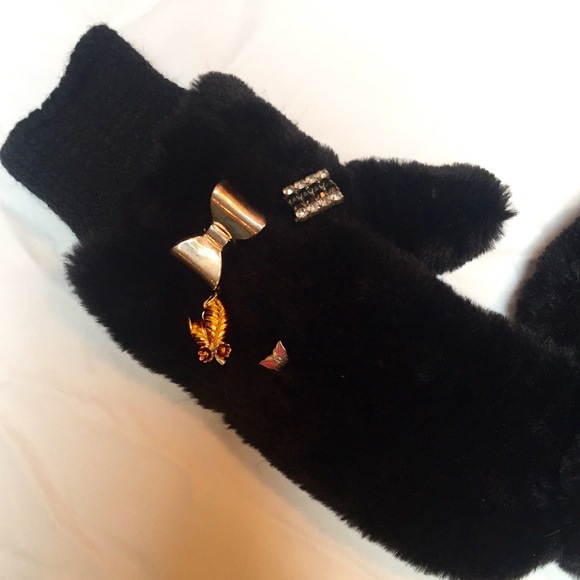Audrey Faux Fur Vintage Brooch Embellished Mittens - Picture 3 of 8